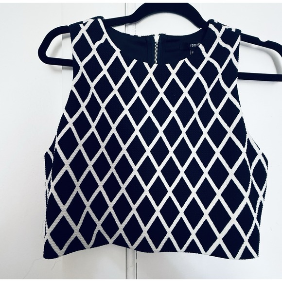 Forever 21 Tops - Forever 21 Women's Sleeveless Crew Neck Crop Top Med Textured Diamond/Geo Knit